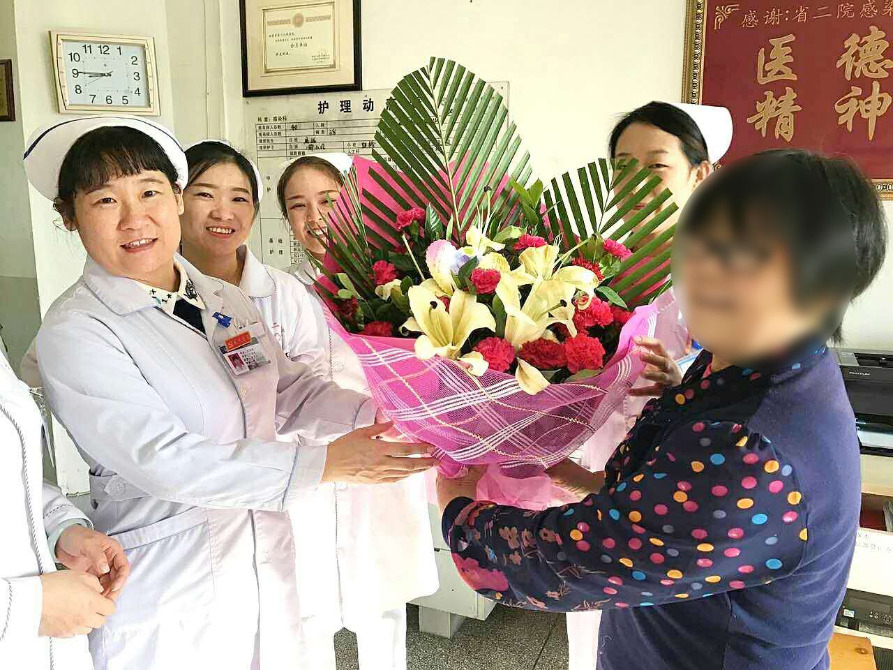落實(shí)優(yōu)惠政策，加大扶持力度。養(yǎng)老本身就是個社會問題，需要全社會的重視和參與。當(dāng)前云南各地民營敬老院、托老所已有不少，但同民政部門辦的敬老院、托老所等相比，還存在著政策支持、經(jīng)費(fèi)保障、經(jīng)營風(fēng)險(xiǎn)等困難。推動社會化養(yǎng)老產(chǎn)業(yè)發(fā)展，讓民營養(yǎng)老服務(wù)機(jī)構(gòu)發(fā)揮更大作用，需要政府部門切實(shí)轉(zhuǎn)變觀念，落實(shí)優(yōu)惠扶持政策，加強(qiáng)機(jī)構(gòu)監(jiān)督管理，營造更好的發(fā)展空間。